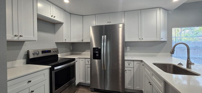 Building Photo - Renovated 4/2 Close to Busch Gardens and M...
