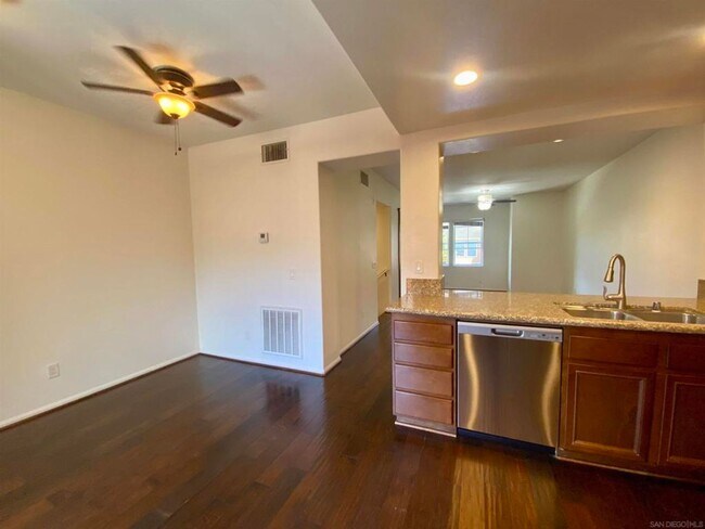 Building Photo - Beautiful Upgraded 3br 3.5 baths 2 car Gar...