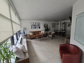 Building Photo - 1440 Brickell Bay Dr