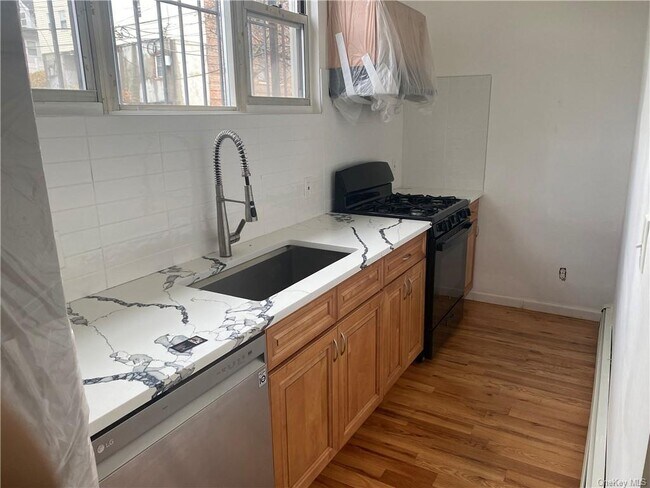 Building Photo - 18 Lamartine Ave