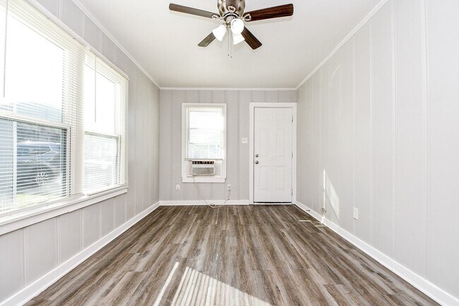 Building Photo - 5000 Noble St