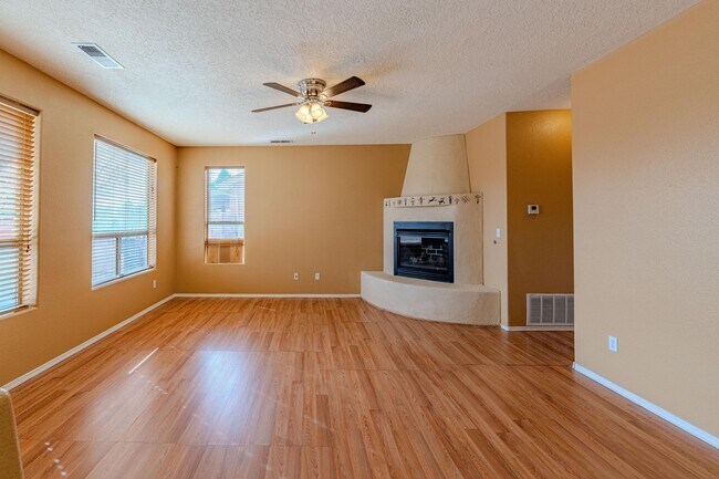 Foto del edificio - 10416 Rosefinch Dr NW