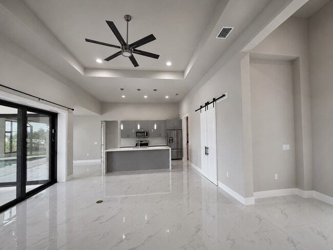 Foto del edificio - Move In Special! Pool Home with Canal View