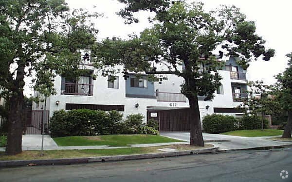 Building Photo - 617 E Elk Ave