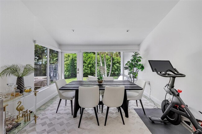 Foto del edificio - 8950 Byron Ave