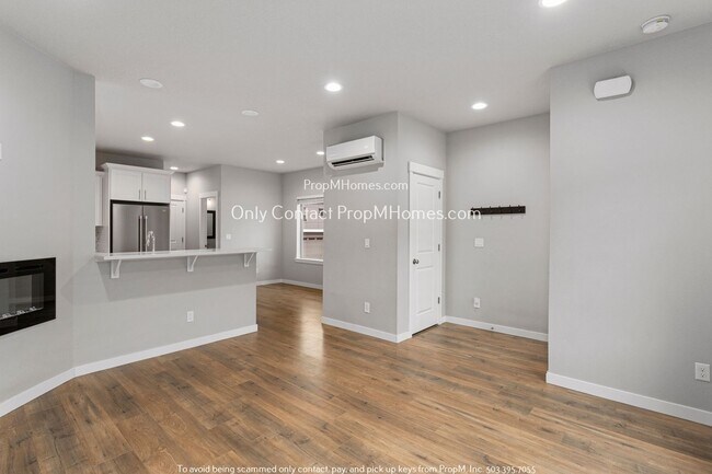 Building Photo - Light & Bright Modern Townhome In Happy Valley! DEPOSIT SPECIAL