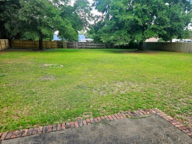 Foto del edificio - 5808 Hermitage Cir