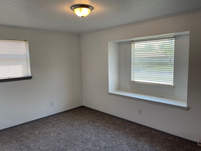 Building Photo - 3 bedroom, 1 bath with a 1 car garage home...