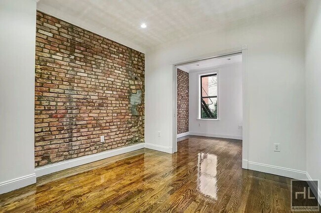 Building Photo - Mott Street