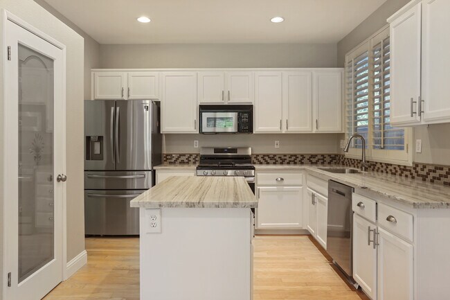 cocina compartida - 6687 Brook Falls Cir