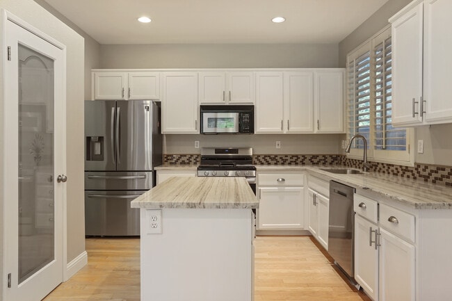 shared kitchen - 6687 Brook Falls Cir