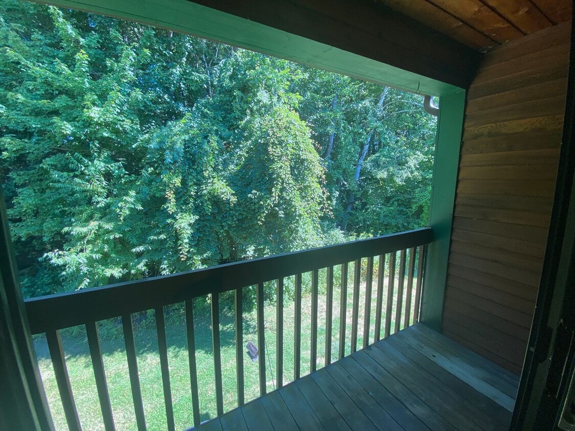 Building Photo - 2BD/1BA Second Floor Unit