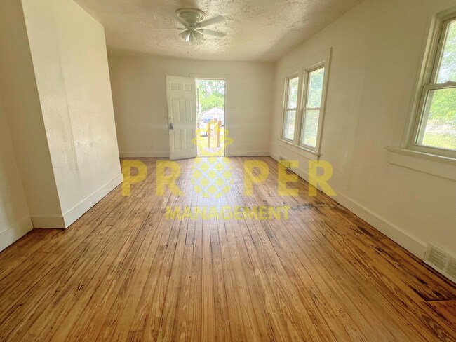 Foto del edificio - 2 bedrooms 1 bathroom house
