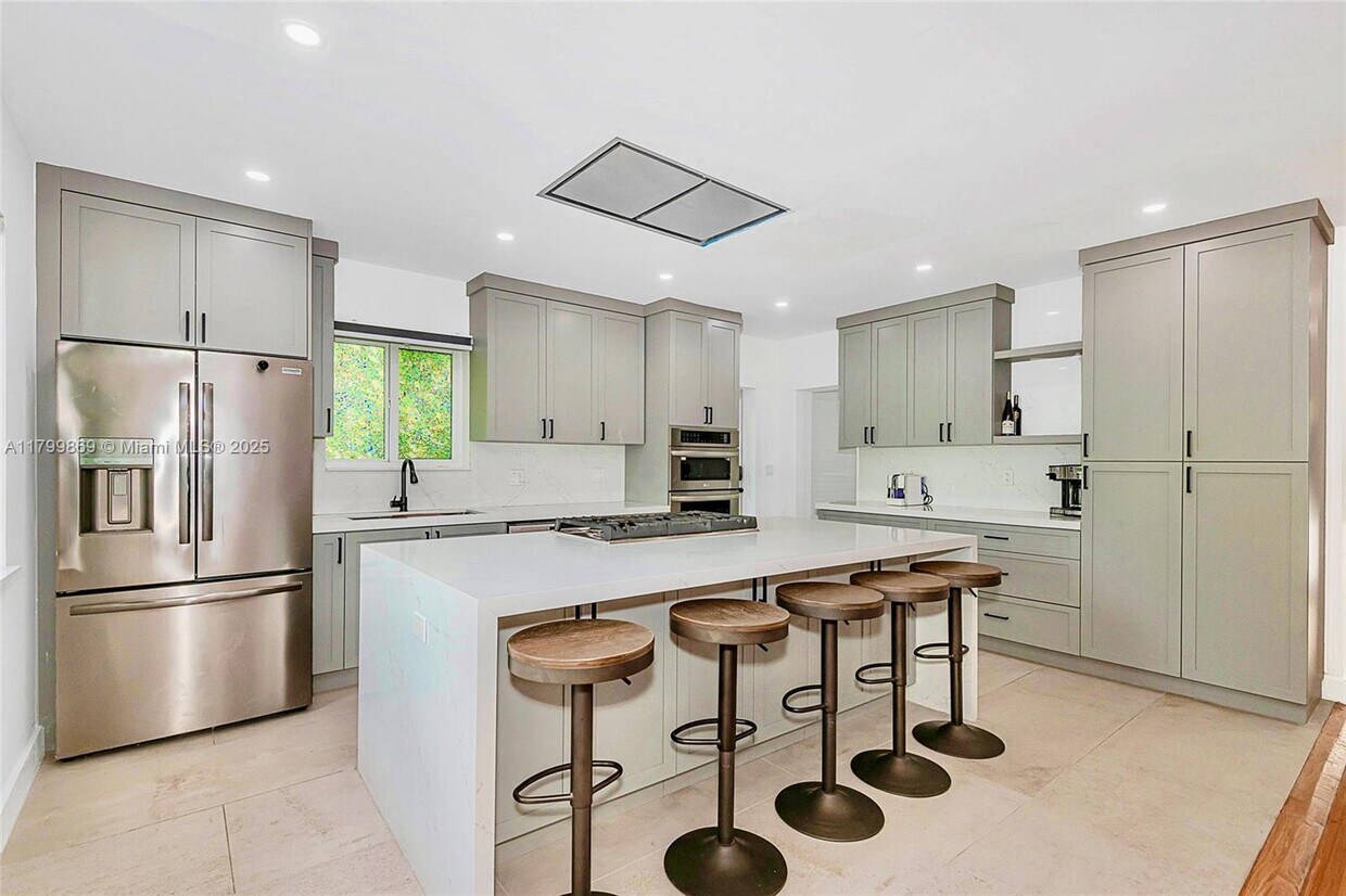Foto principal - 10450 NE 5th Ave