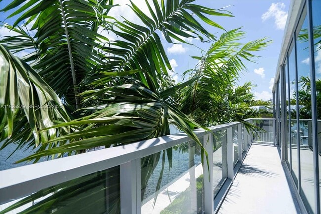 Foto del edificio - 8425 Crespi Blvd