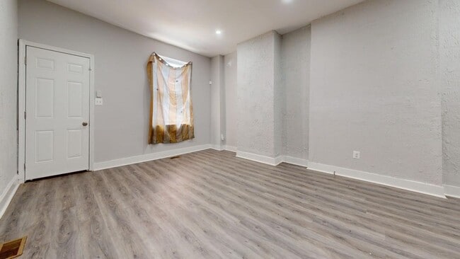 Building Photo - Renovated 2BR Row Home