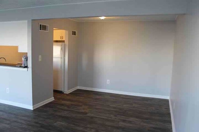 Building Photo - 8632 Tanglewood Dr