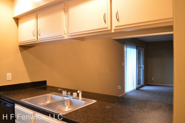 Foto del edificio - 2021 NE Russell Rd.