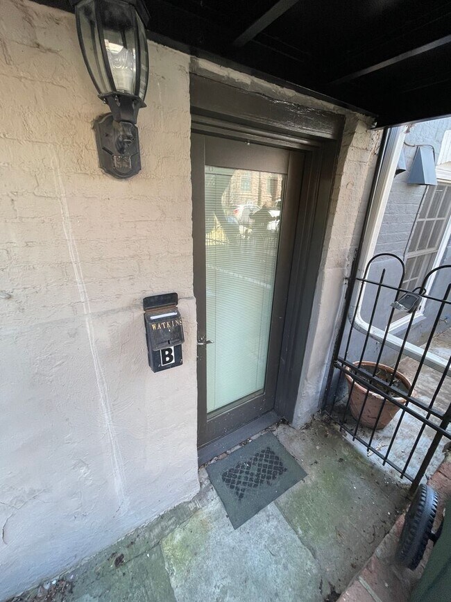 Foto del edificio - Fully Furnished English Basement near Capitol Hill