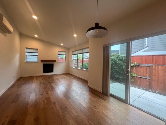 Building Photo - Contemporary 3/2.5 Talent home in Central Location | Available Now