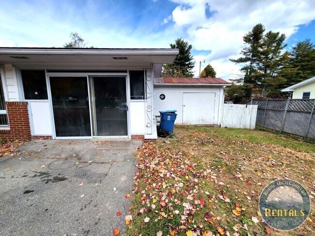 Building Photo - 3 Bedroom Home Right In Town!