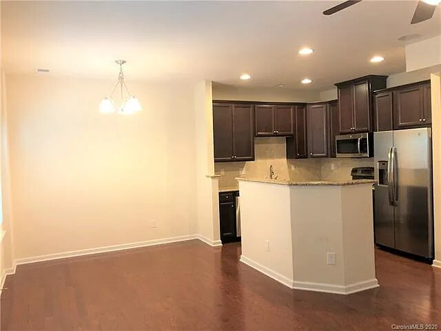 Foto del edificio - 2501 Silverthorn Dr