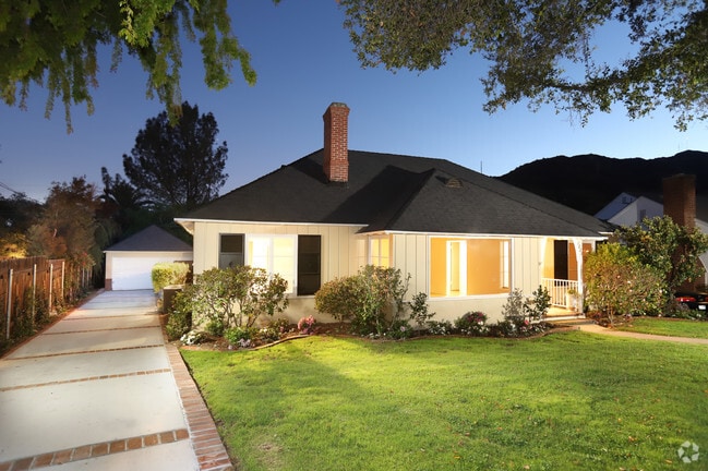 Building Photo - 1223 Oak Cir Dr