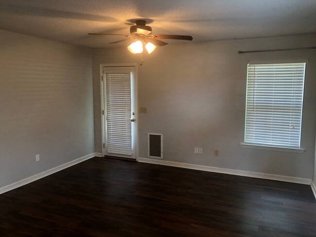 Foto del edificio - 3 bedroom 2 bath near Tiger Town!