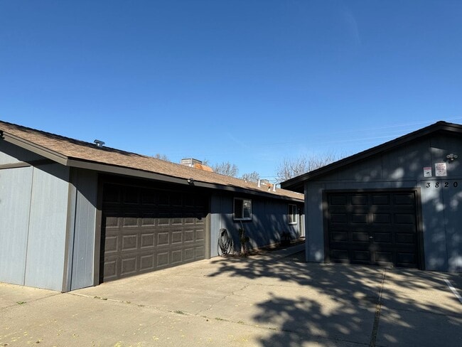 Building Photo - Gareth Ln - Triplex