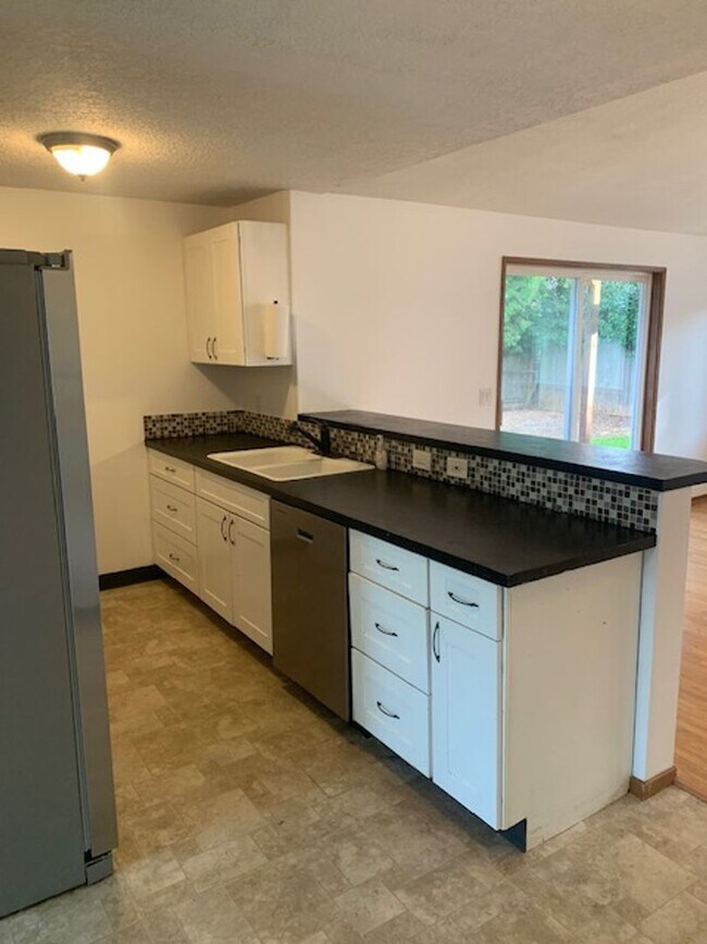 Building Photo - $2,500 Three Bedrooms, Two Baths Home with Private Back Yard, Ready To Lease!