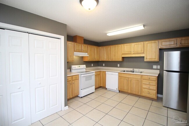 Building Photo - 7161 Pine Blossom Rd