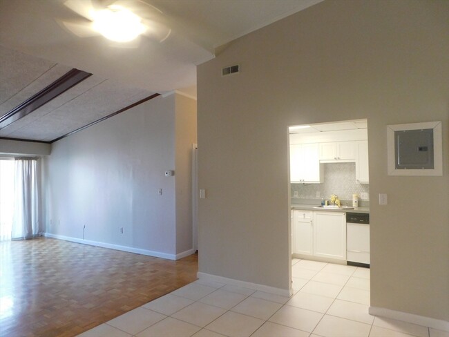 Building Photo - 57 Broadlawn Park