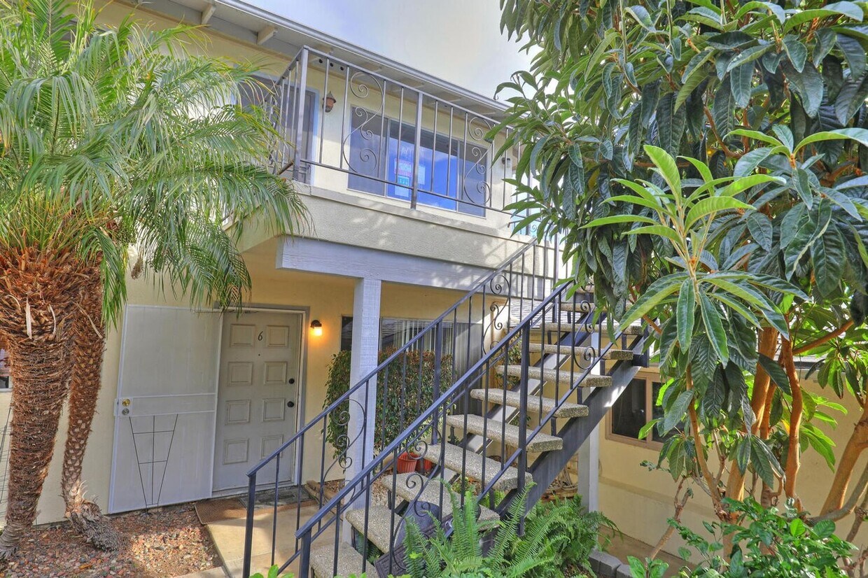 Foto principal - Spacious 4/2 condo available soon!