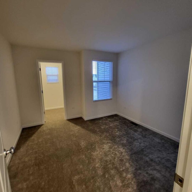 Foto del edificio - 3 bedroom in Naperville IL 60564