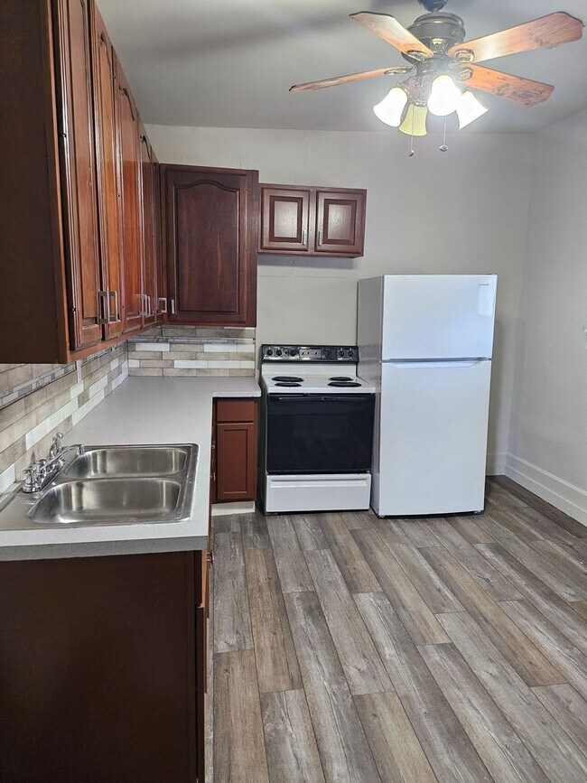 Foto del edificio - 2 bed apartment with a private back porch