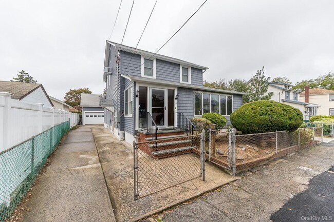 Building Photo - 5 Lewis Pl