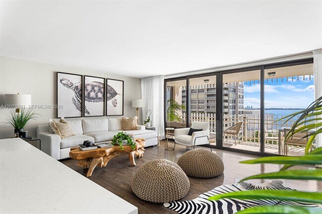 Foto del edificio - 2 Grove Isle Dr