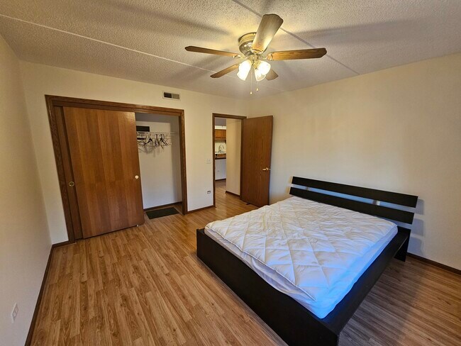 Foto del edificio - 6461 W Warner Ave