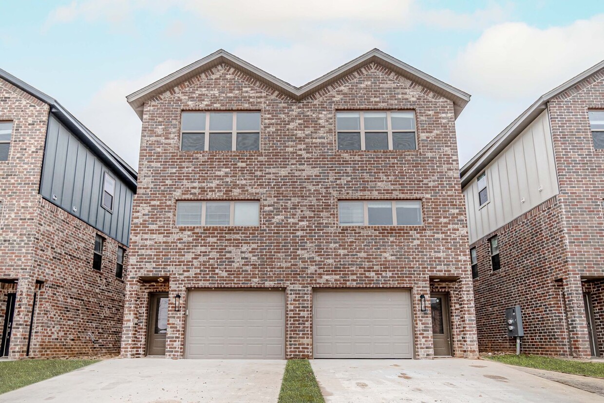 Primary Photo - Beautiful townhome off of I St!