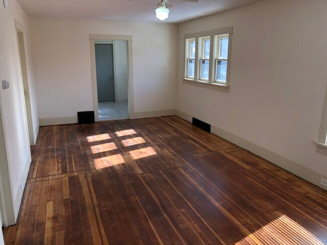 Sala de estar, cocina más allá - 1610 Ashman St