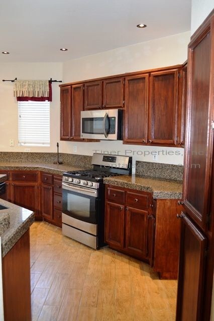 Building Photo - Beautiful Three Bedroom in Sacramento