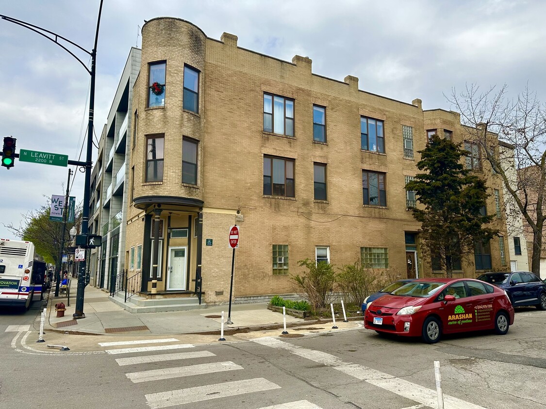 Primary Photo - 2200 W Chicago Ave