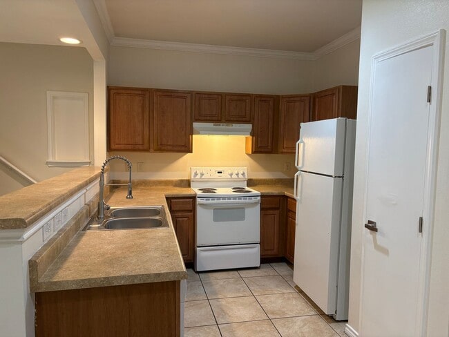 Building Photo - Newly Renovated Town-home- Northwest San A...