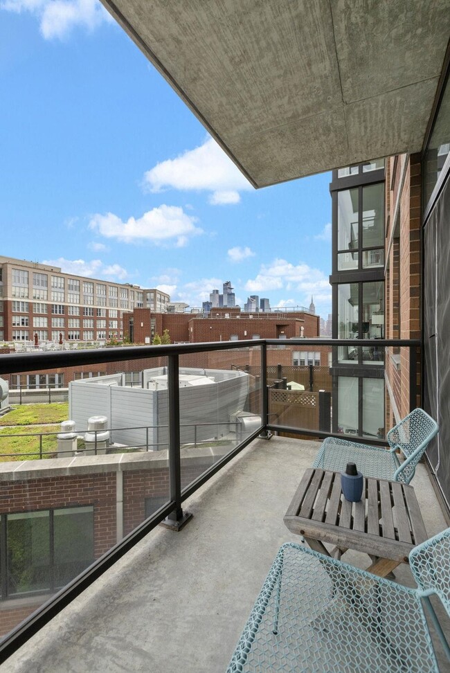 Building Photo - 1100 Maxwell Ln