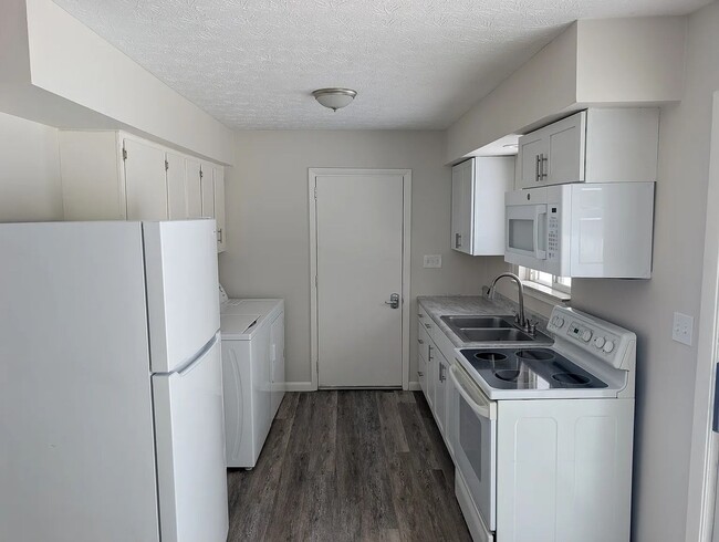 Building Photo - 2895 Spring Hill Dr