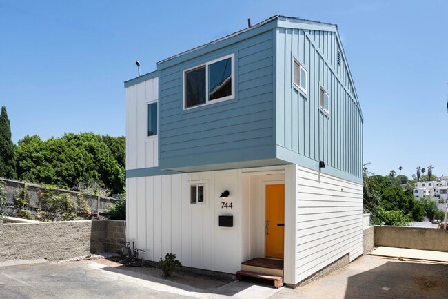 Building Photo - 744 N Dillon St
