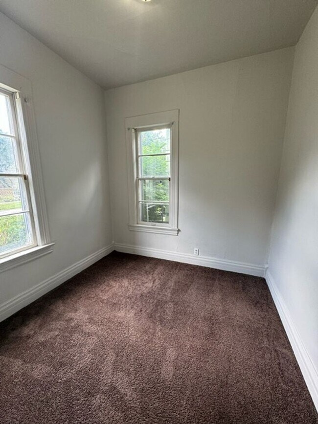Building Photo - 1112 Elm St