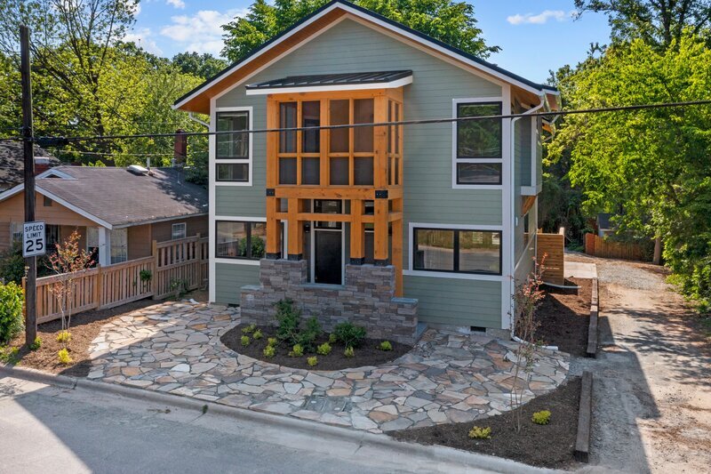 Primary Photo - 1213 N Hyde Park Ave