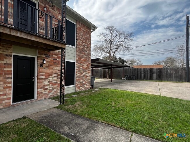 Building Photo - 905 Simpson Rd
