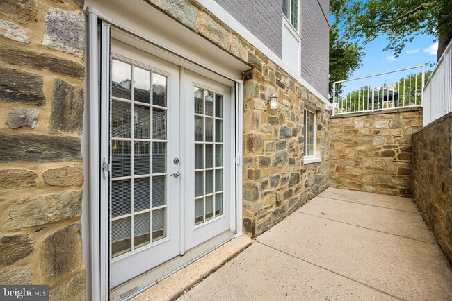 Building Photo - 4189 S Four Mile Run Dr